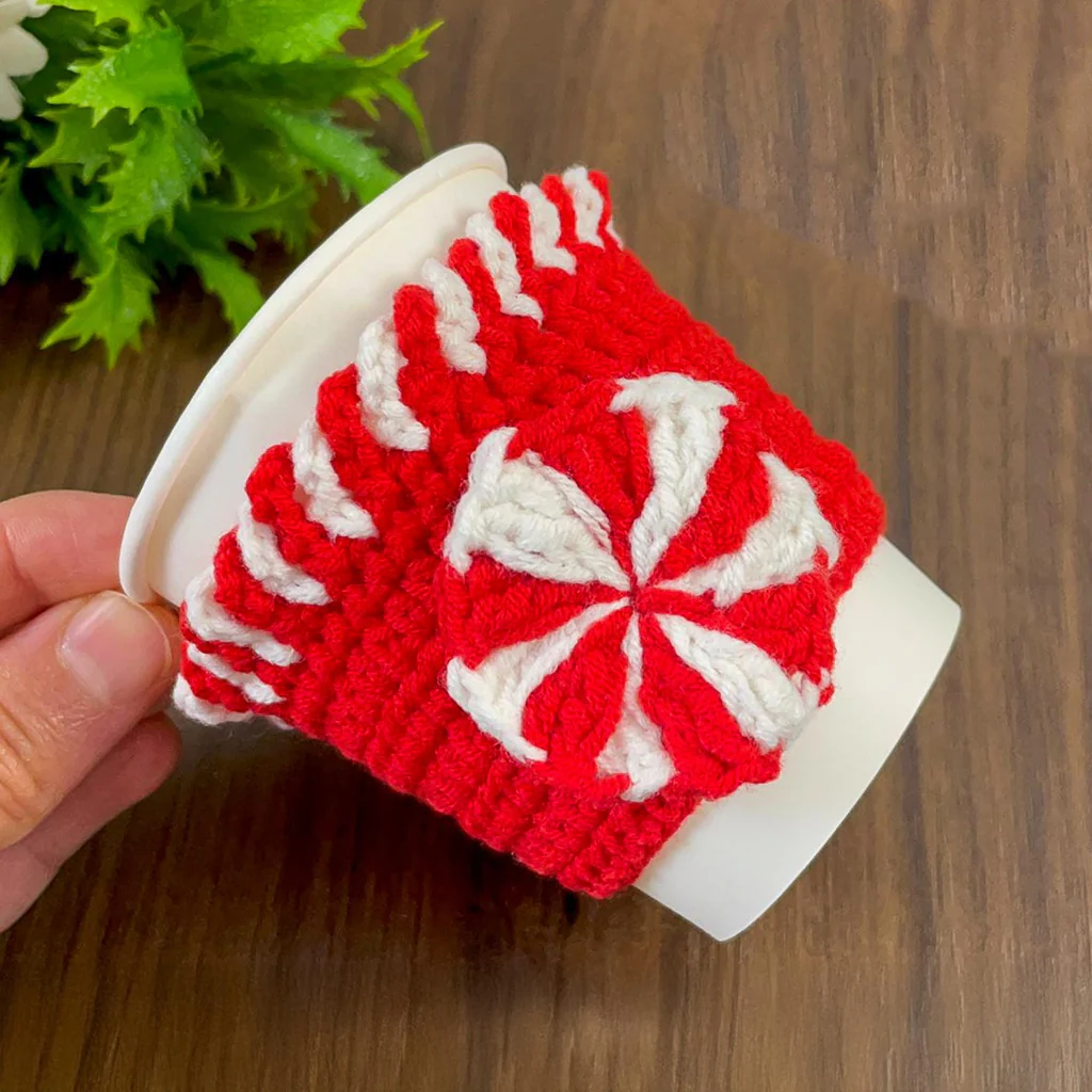 🎅 Festive & Fun Crochet Cup Cozy with Peppermint Accent – Beginner-Friendly Pattern You’ll Love